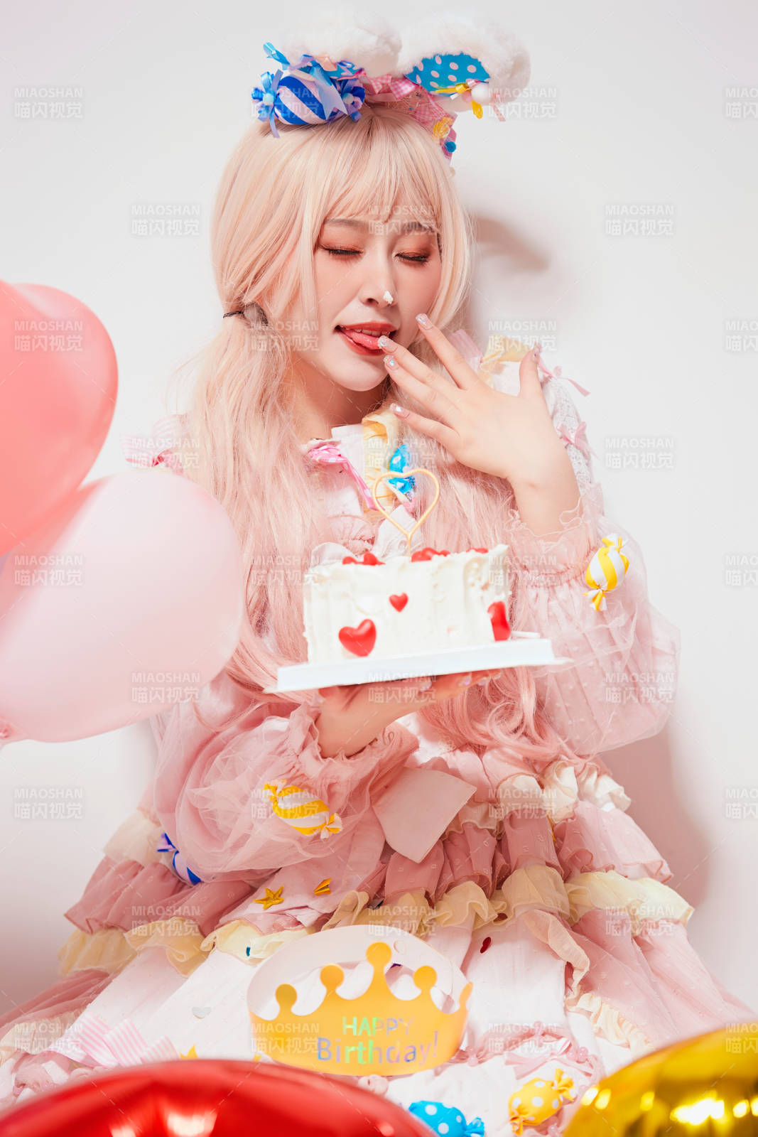 穿着糖果洛丽塔服装庆祝生日的亚洲少女图片