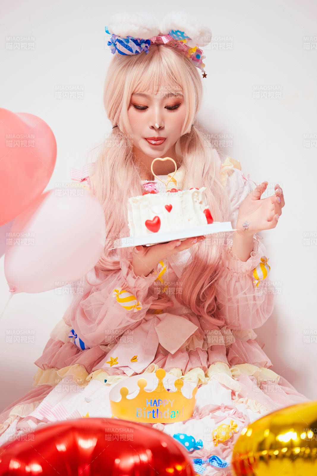 穿着糖果洛丽塔服装庆祝生日的亚洲少女图片