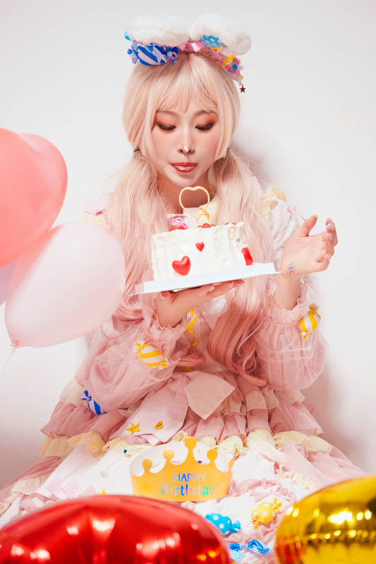 穿着糖果洛丽塔服装庆祝生日的亚洲少女图片