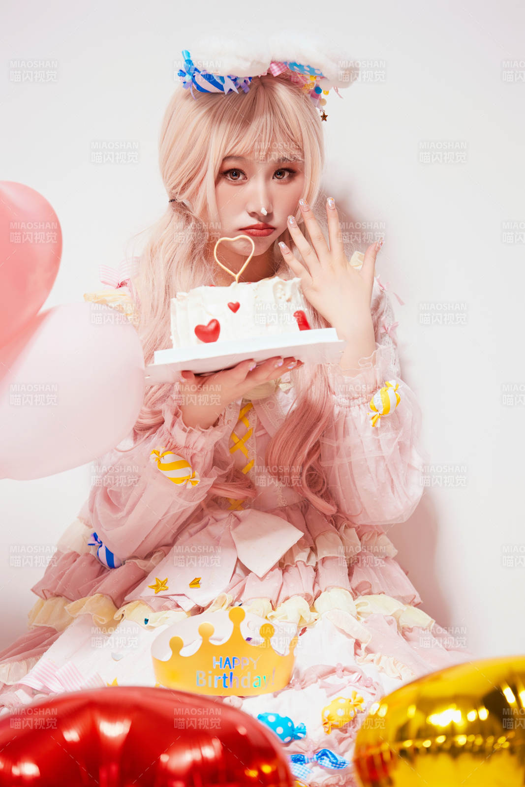 穿着糖果洛丽塔服装庆祝生日的亚洲少女图片