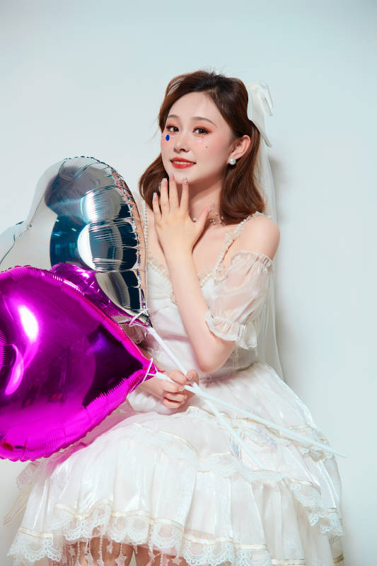 穿着公主裙手拿气球庆祝生日的亚洲女性图片