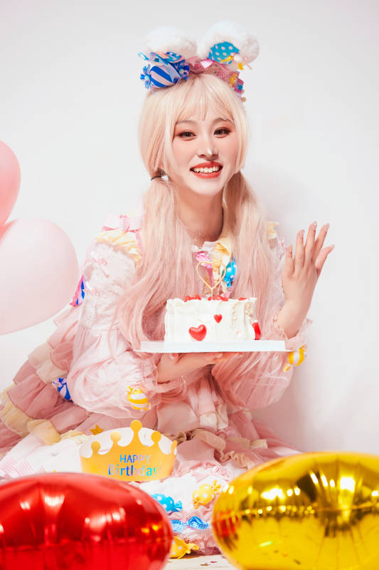 穿着糖果洛丽塔服装庆祝生日的亚洲少女图片
