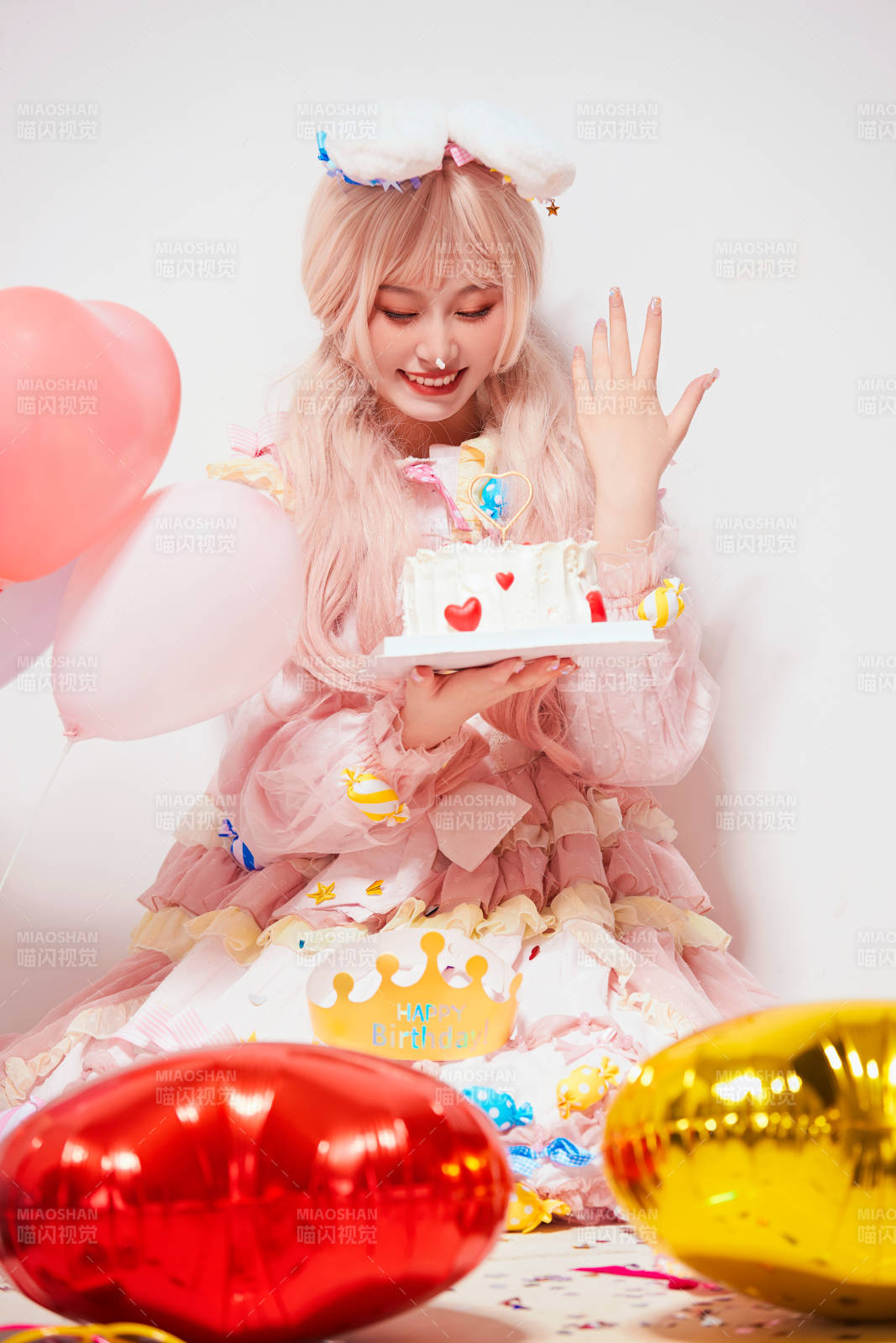 穿着糖果洛丽塔服装庆祝生日的亚洲少女图片