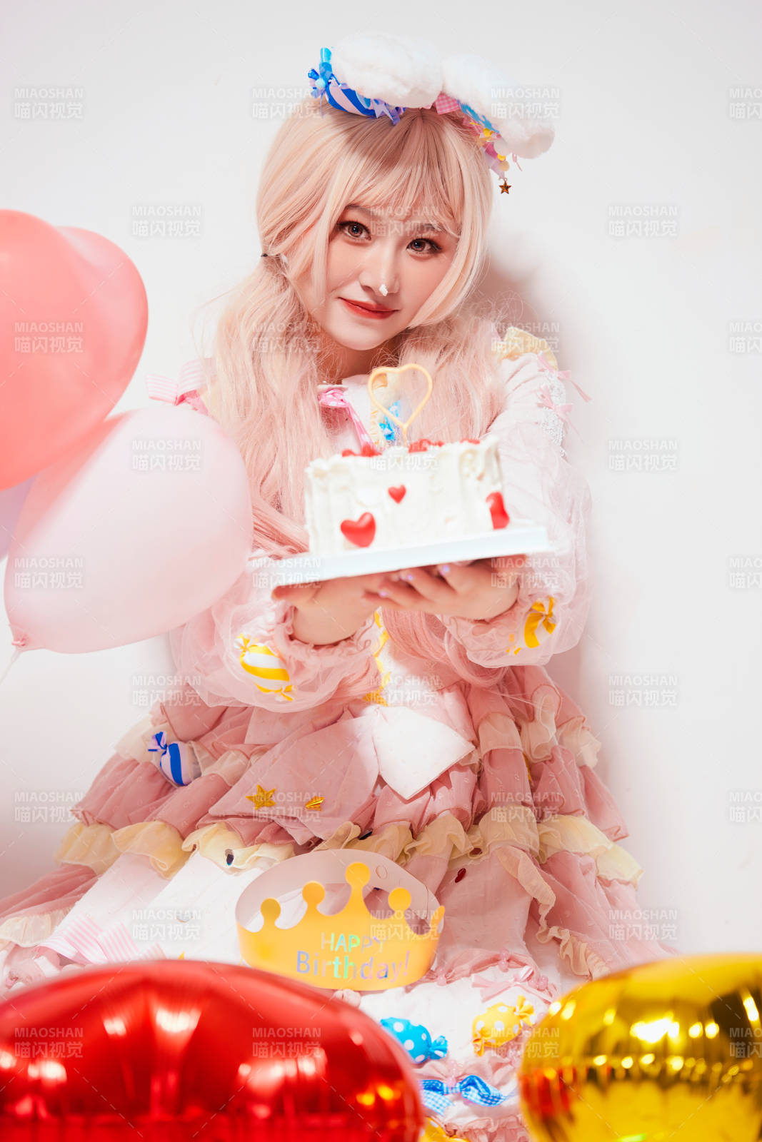 穿着糖果洛丽塔服装庆祝生日的亚洲少女图片