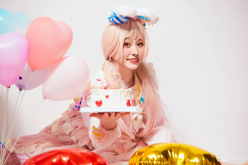 穿着糖果洛丽塔服装庆祝生日的亚洲少女图片