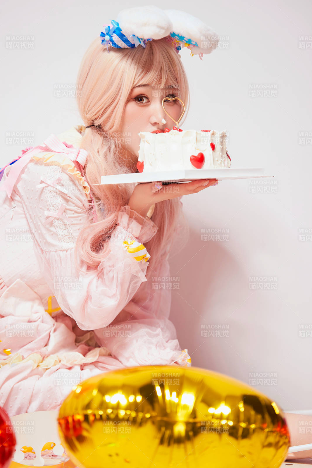 穿着糖果洛丽塔服装庆祝生日的亚洲少女图片