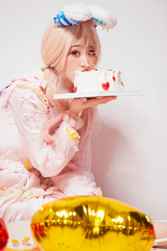 穿着糖果洛丽塔服装庆祝生日的亚洲少女图片