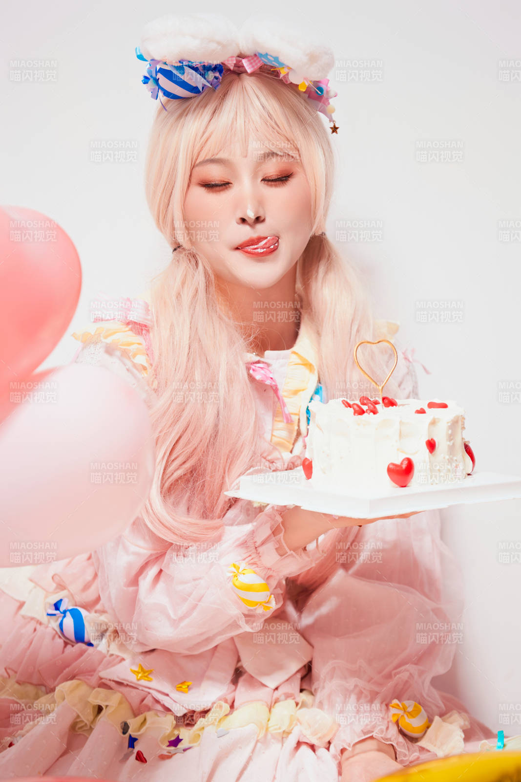 穿着糖果洛丽塔服装庆祝生日的亚洲少女图片