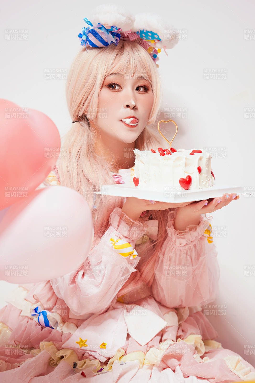 穿着糖果洛丽塔服装庆祝生日的亚洲少女图片