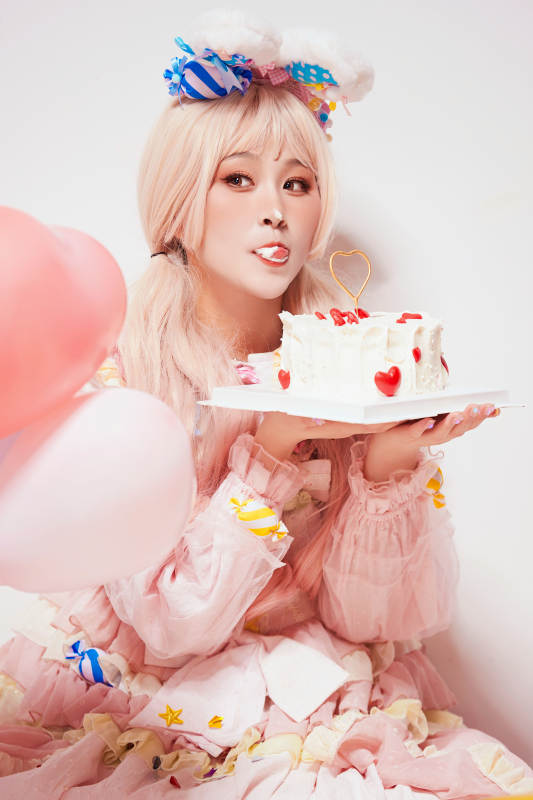 穿着糖果洛丽塔服装庆祝生日的亚洲少女图片