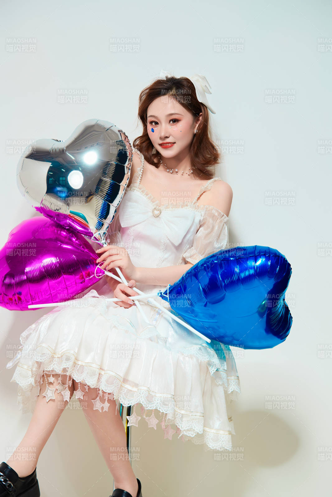 穿着公主裙手拿气球庆祝生日的亚洲女性图片