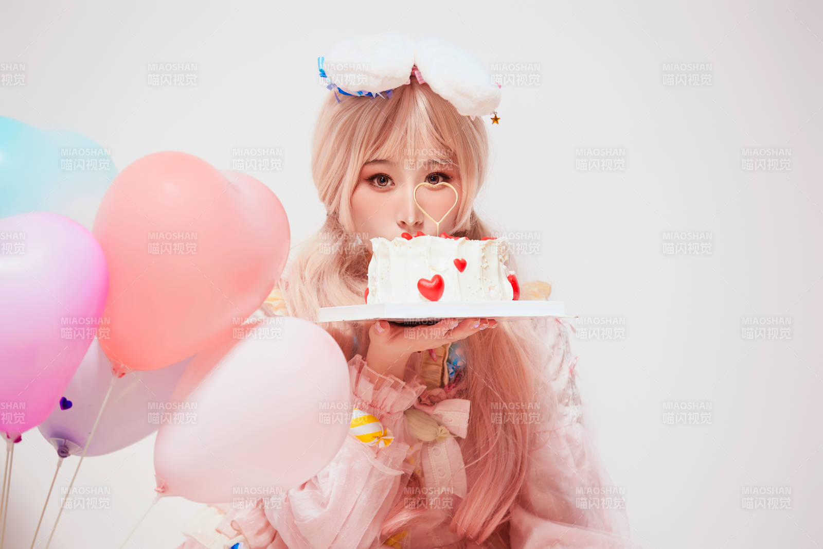 穿着糖果洛丽塔服装庆祝生日的亚洲少女图片