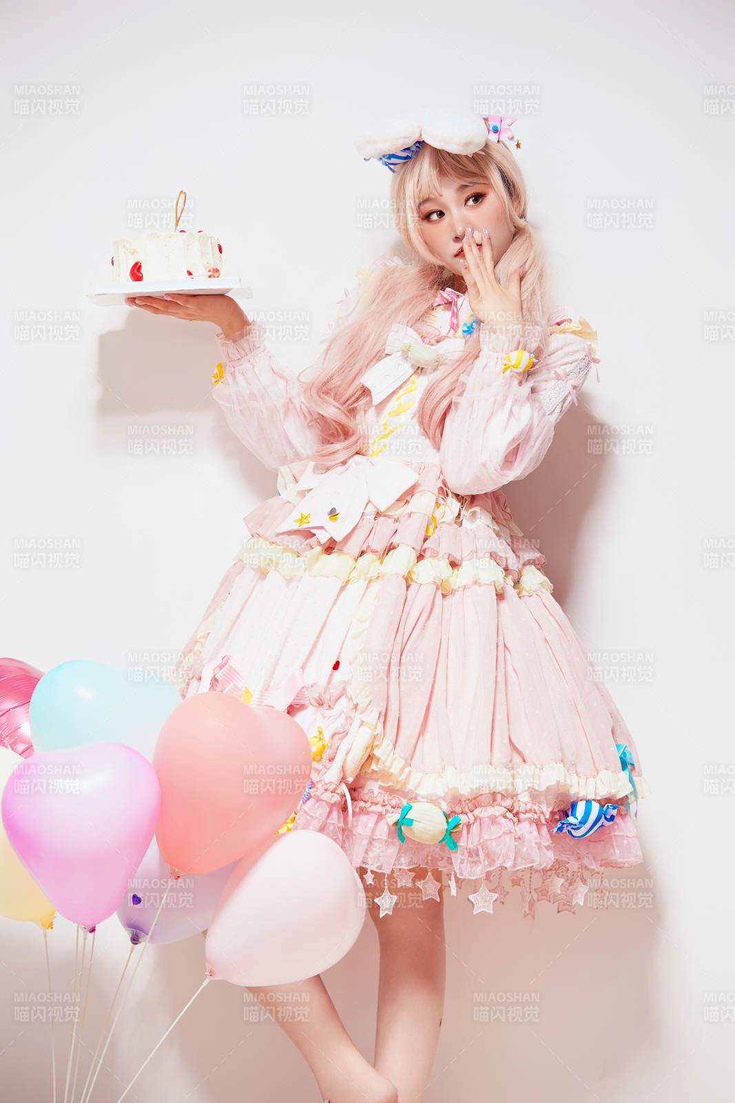 穿着糖果洛丽塔服装庆祝生日的亚洲少女图片