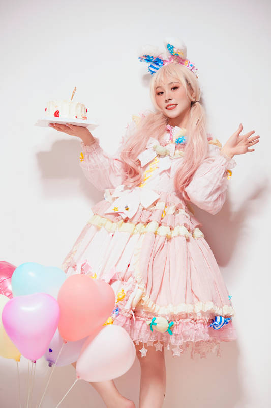 穿着糖果洛丽塔服装庆祝生日的亚洲少女图片