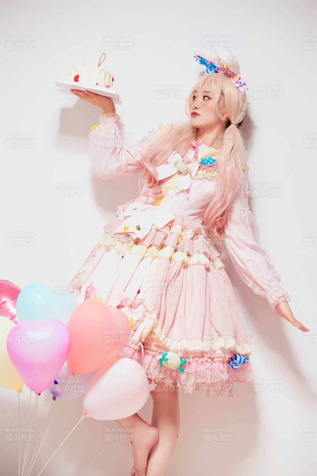 穿着糖果洛丽塔服装庆祝生日的亚洲少女图片
