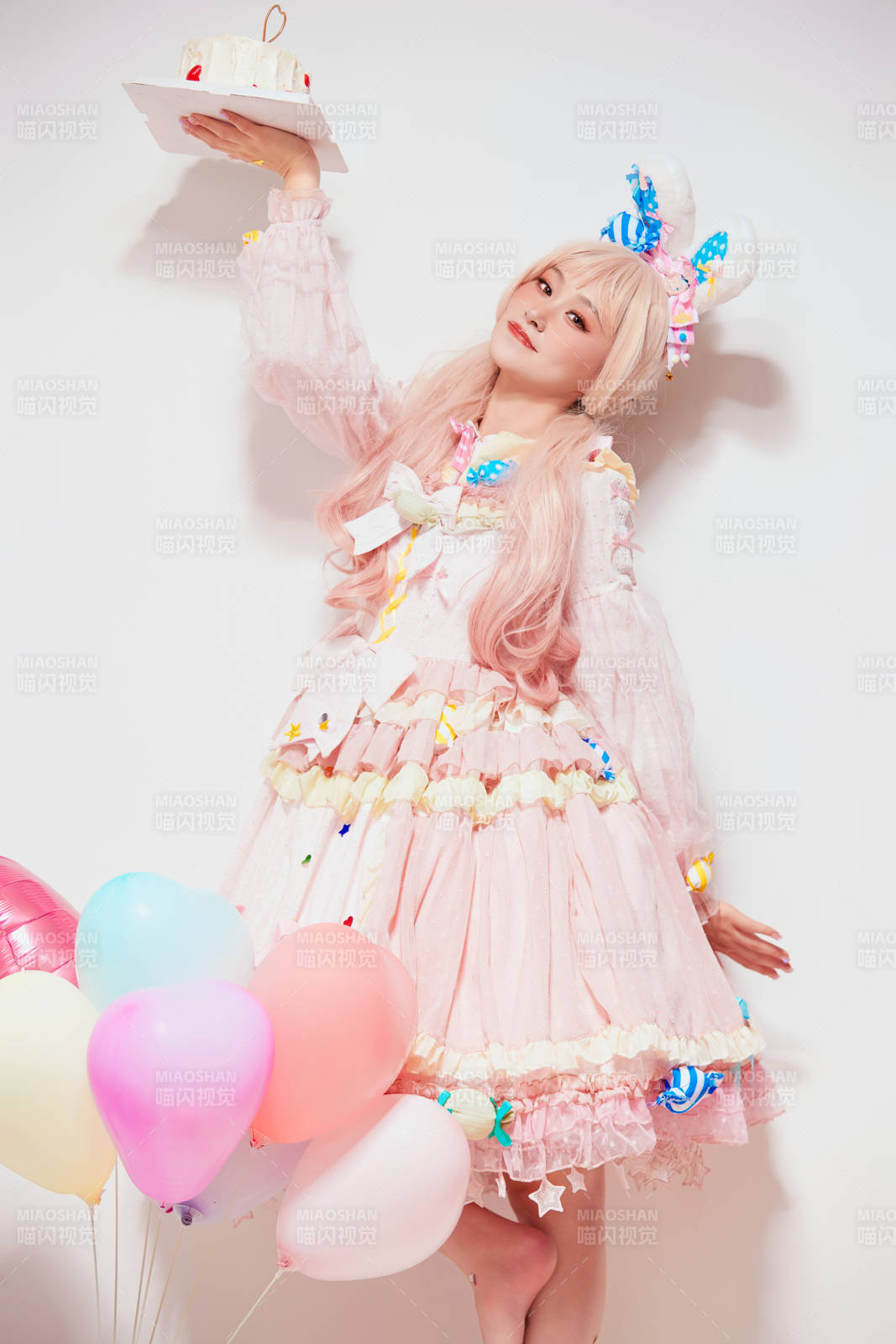 穿着糖果洛丽塔服装庆祝生日的亚洲少女图片