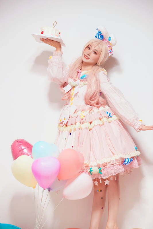 穿着糖果洛丽塔服装庆祝生日的亚洲少女图片