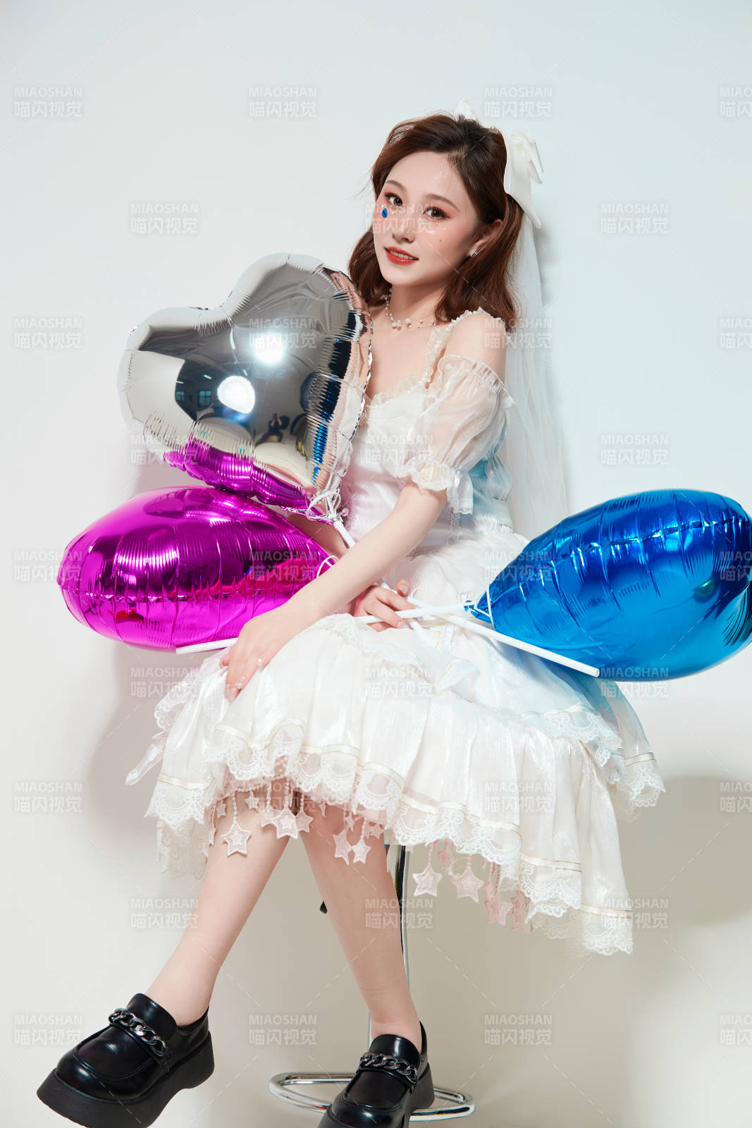 穿着公主裙手拿气球庆祝生日的亚洲女性图片