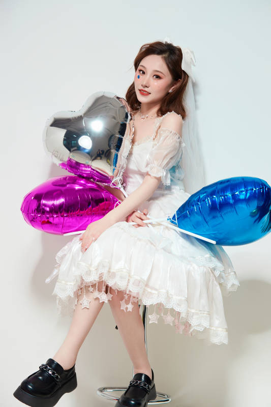 穿着公主裙手拿气球庆祝生日的亚洲女性图片