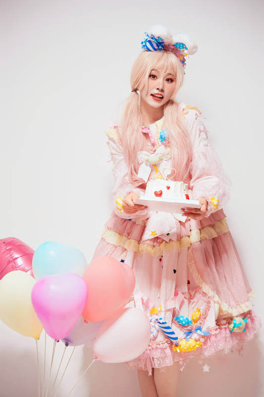 穿着糖果洛丽塔服装庆祝生日的亚洲少女图片