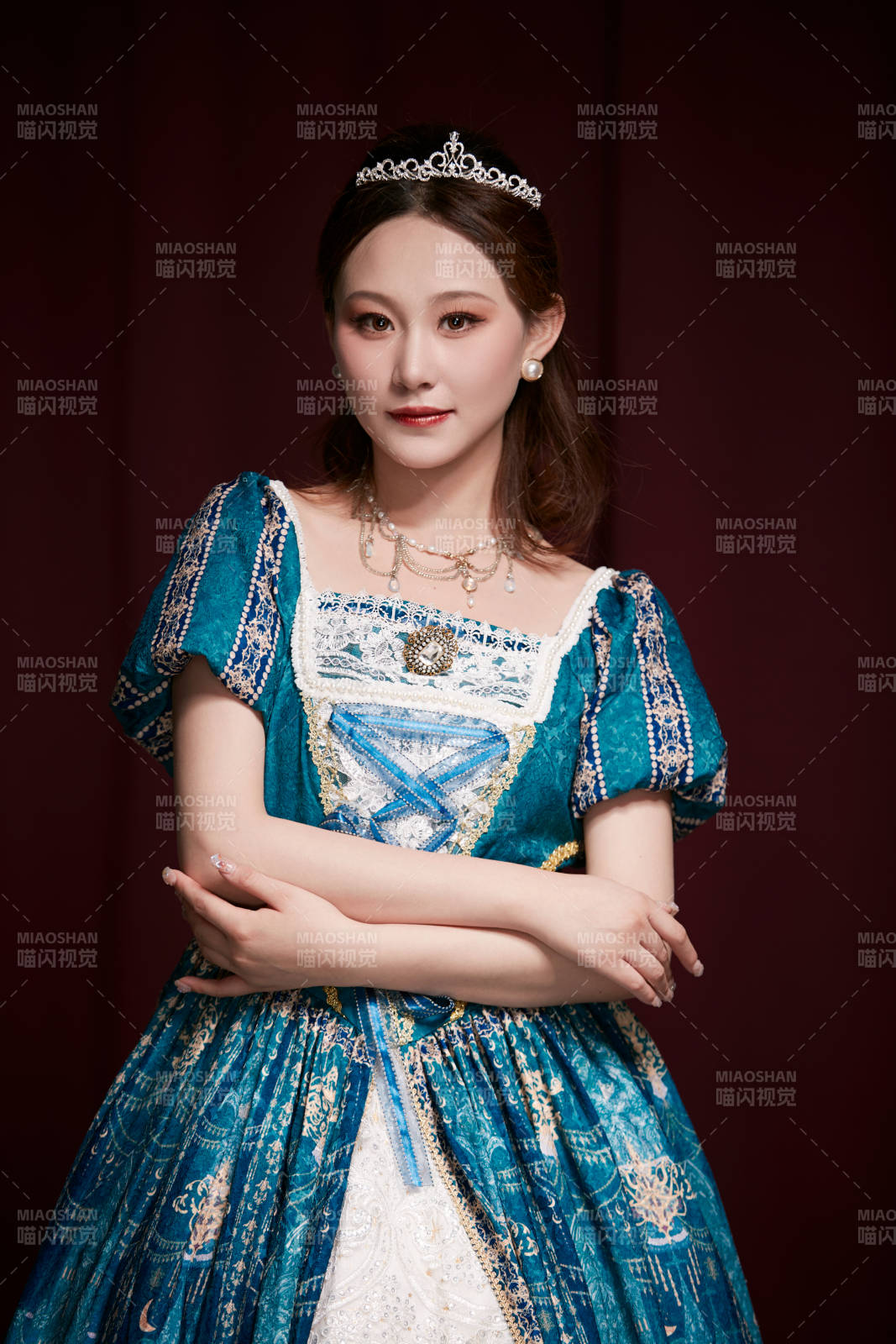 红色背景下穿着欧式宫廷晚装庆祝生日的少女图片