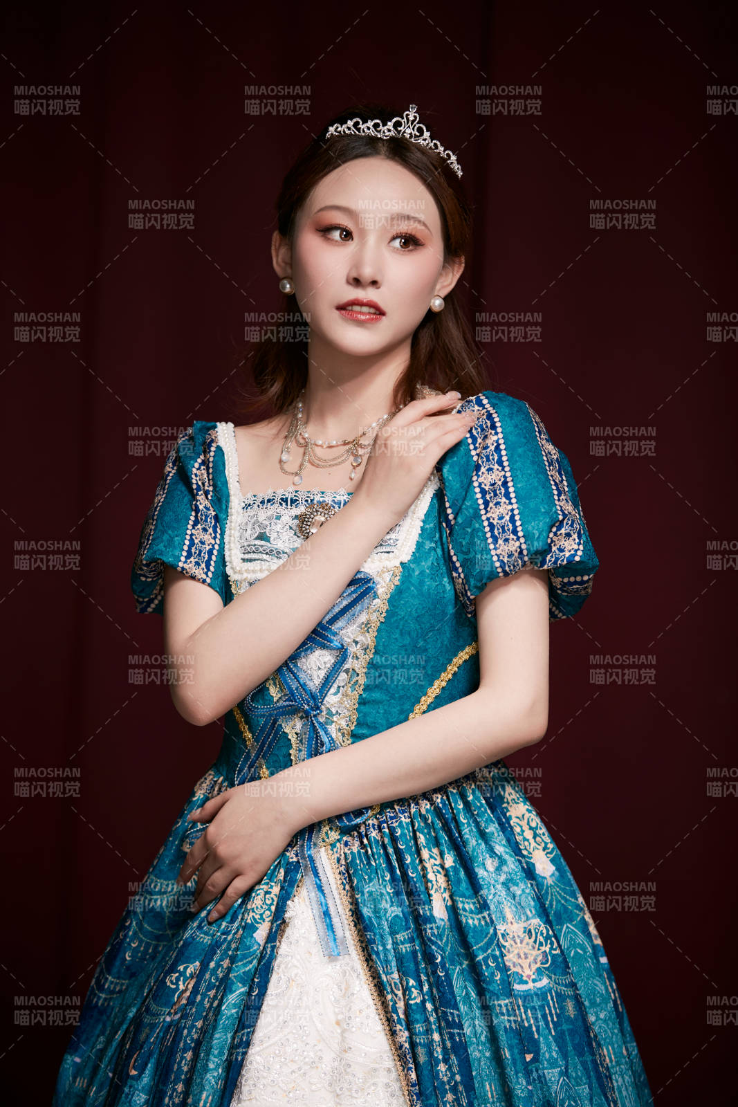 红色背景下穿着欧式宫廷晚装庆祝生日的少女图片