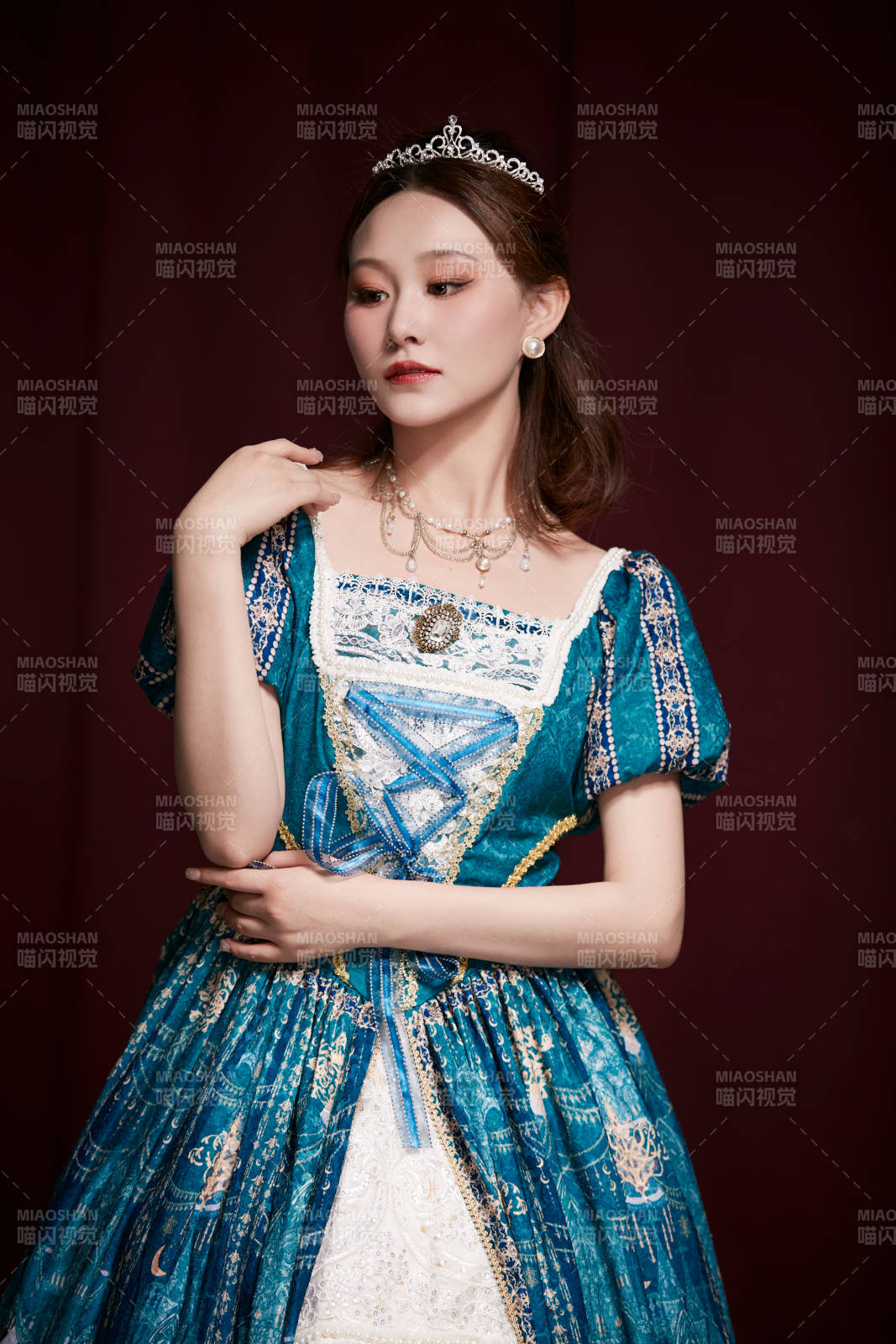 红色背景下穿着欧式宫廷晚装庆祝生日的少女图片