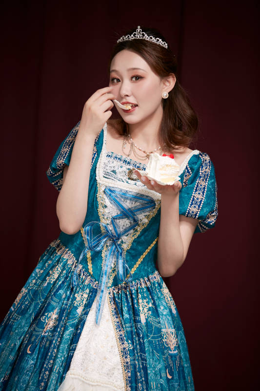 红色背景下穿着欧式宫廷晚装庆祝生日的少女图片