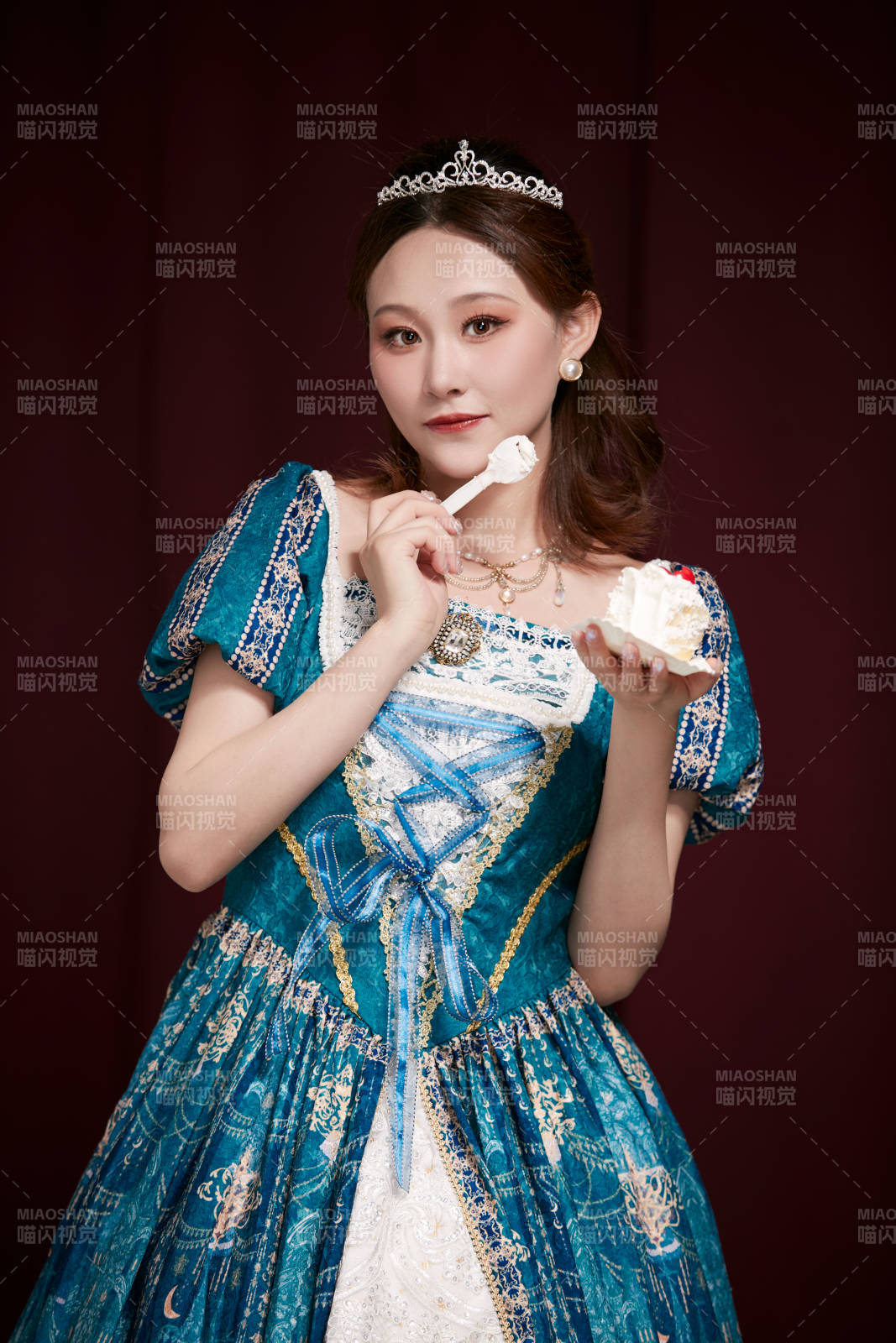 红色背景下穿着欧式宫廷晚装庆祝生日的少女图片