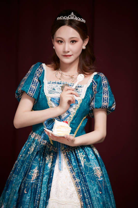 红色背景下穿着欧式宫廷晚装庆祝生日的少女图片