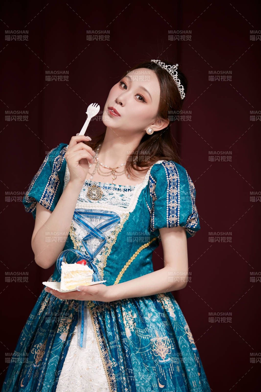 红色背景下穿着欧式宫廷晚装庆祝生日的少女图片