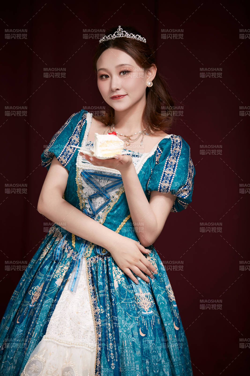 红色背景下穿着欧式宫廷晚装庆祝生日的少女图片