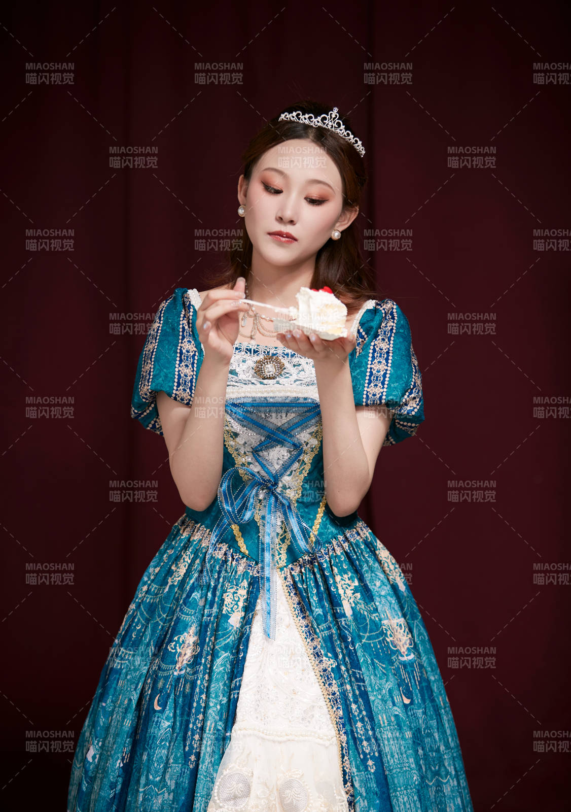 红色背景下穿着欧式宫廷晚装庆祝生日的少女图片