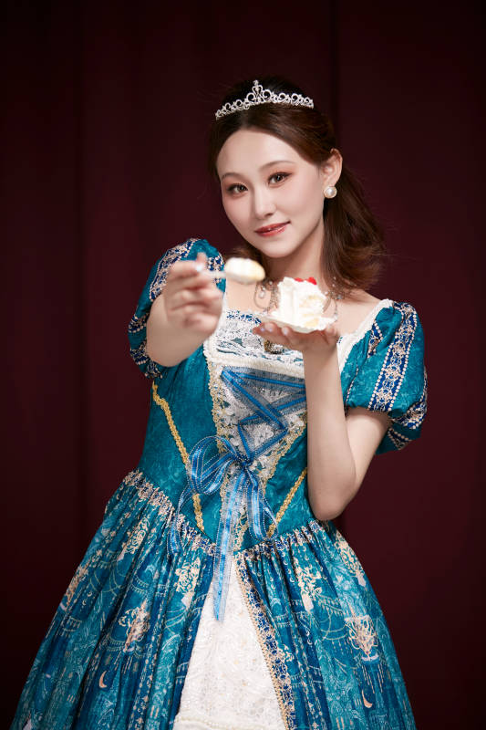 红色背景下穿着欧式宫廷晚装庆祝生日的少女图片