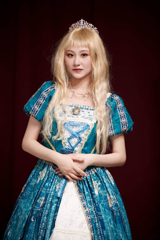 红色背景下穿着欧式宫廷晚装庆祝生日的少女图片