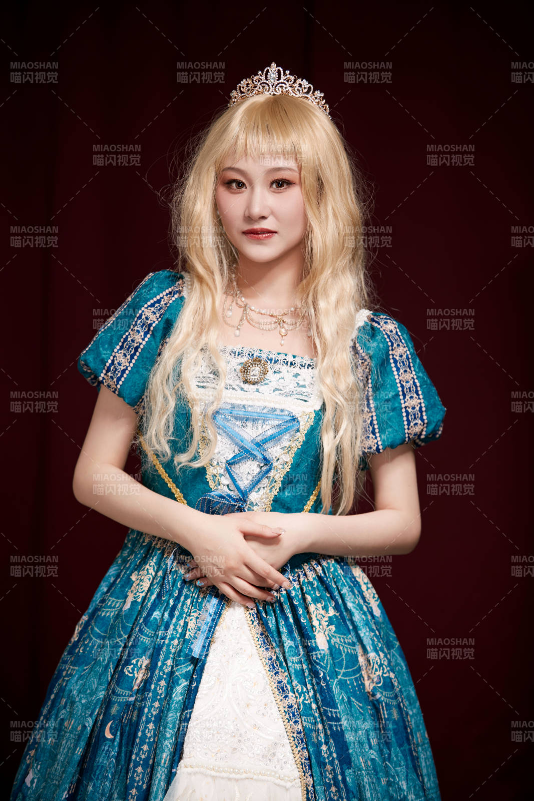 红色背景下穿着欧式宫廷晚装庆祝生日的少女图片