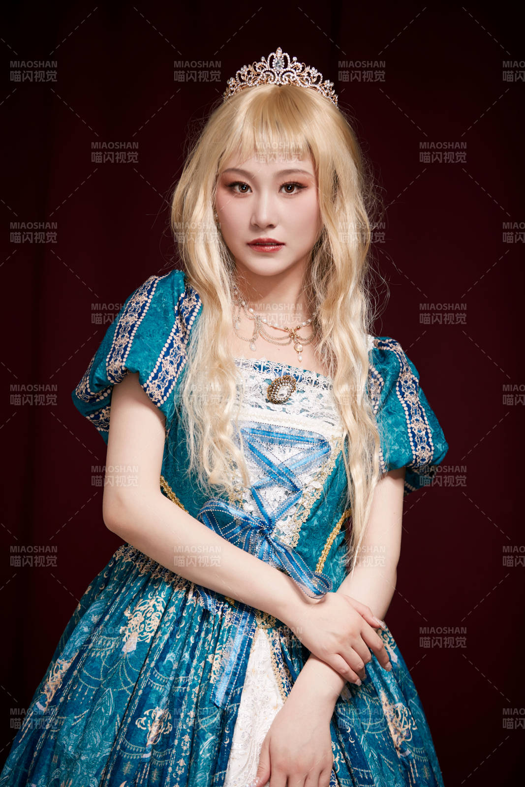 红色背景下穿着欧式宫廷晚装庆祝生日的少女图片