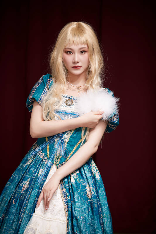 红色背景下穿着欧式宫廷晚装庆祝生日的少女图片