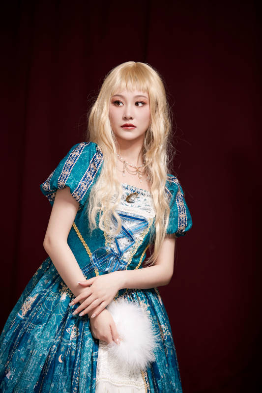 红色背景下穿着欧式宫廷晚装庆祝生日的少女图片