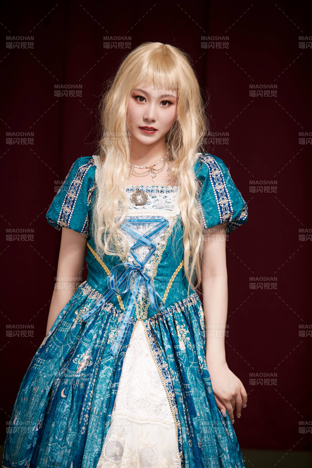 红色背景下穿着欧式宫廷晚装庆祝生日的少女图片