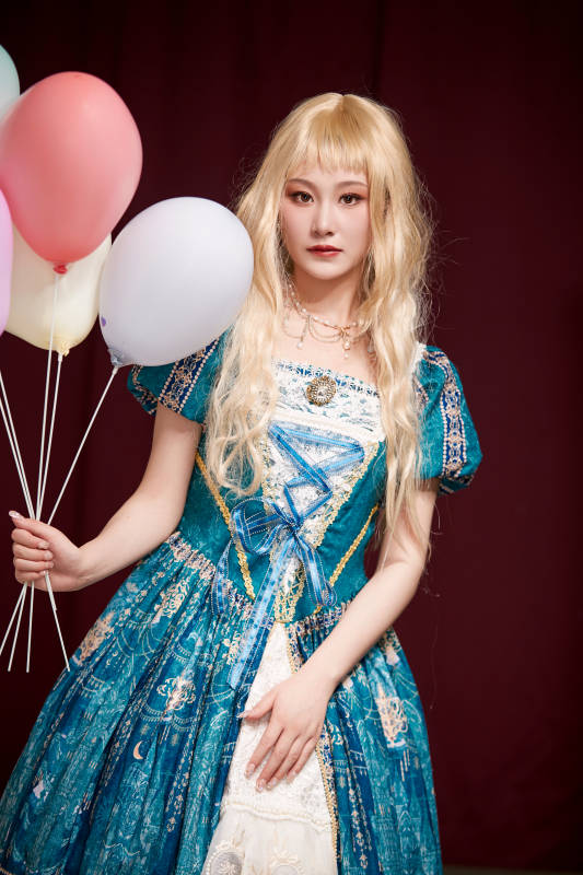 红色背景下穿着欧式宫廷晚装庆祝生日的少女图片