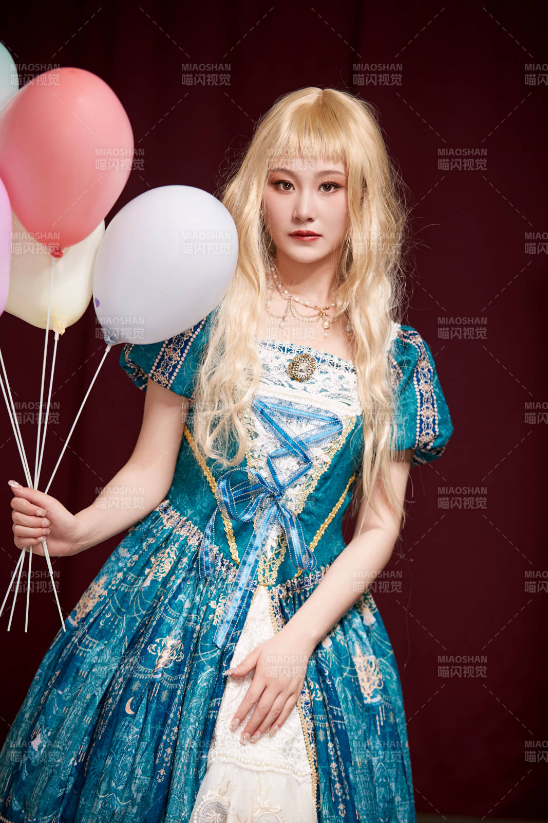 红色背景下穿着欧式宫廷晚装庆祝生日的少女图片