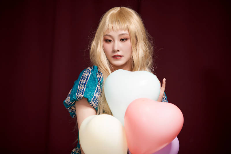 红色背景下穿着欧式宫廷晚装庆祝生日的少女图片