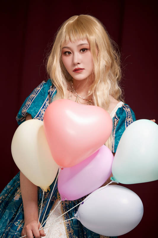 红色背景下穿着欧式宫廷晚装庆祝生日的少女图片