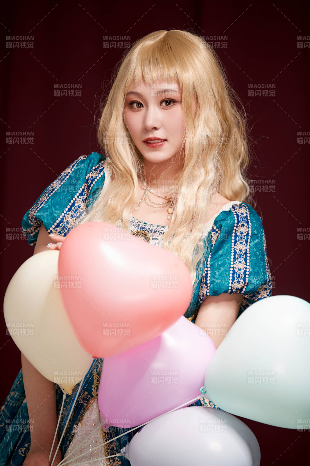 红色背景下穿着欧式宫廷晚装庆祝生日的少女图片