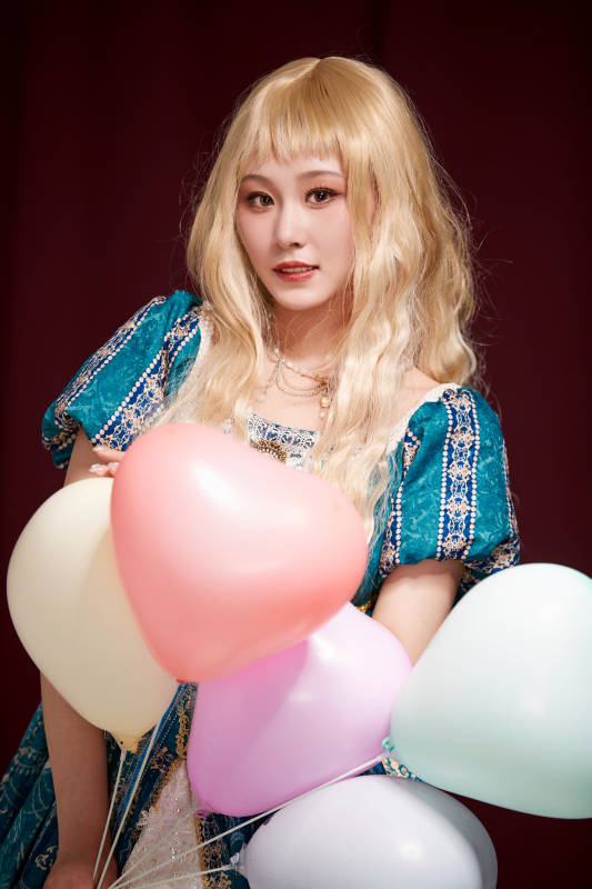 红色背景下穿着欧式宫廷晚装庆祝生日的少女图片