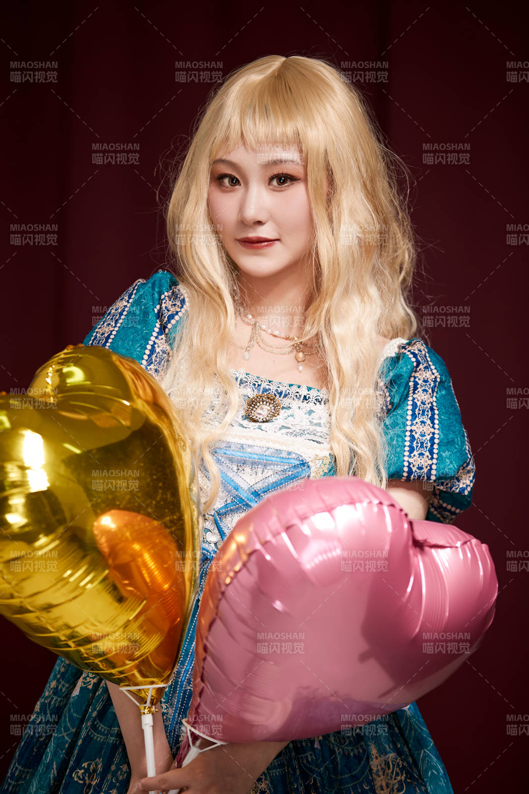 红色背景下穿着欧式宫廷晚装庆祝生日的少女图片