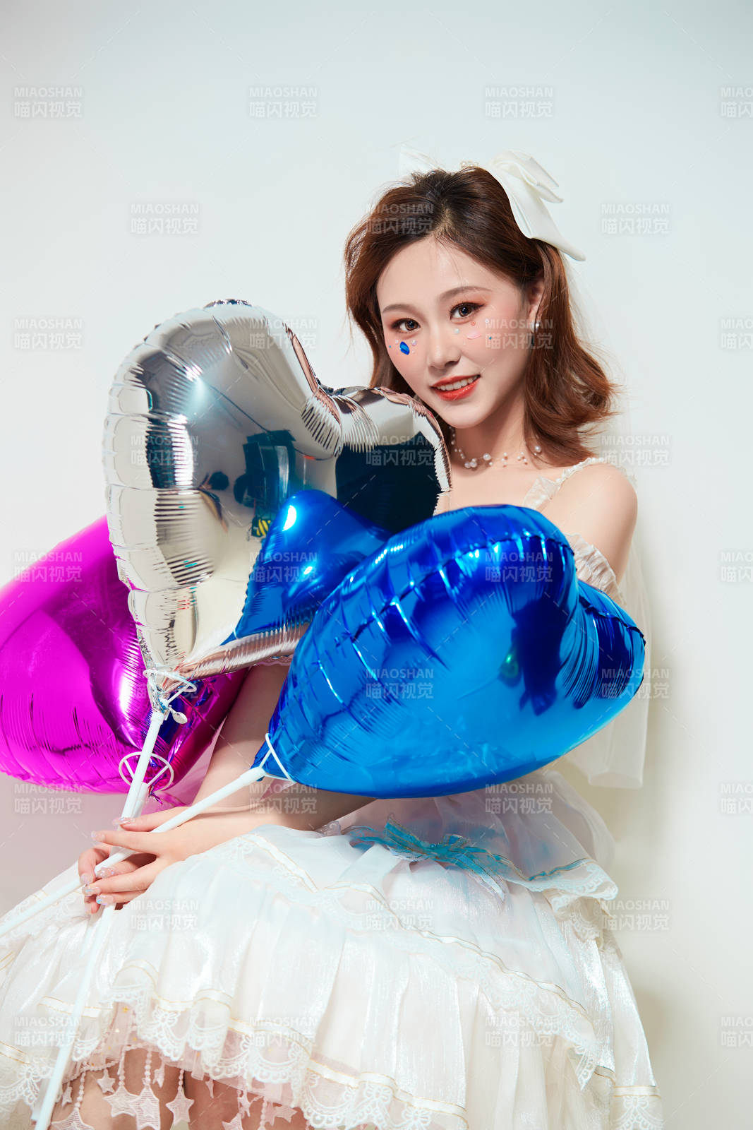 穿着公主裙手拿气球庆祝生日的亚洲女性图片