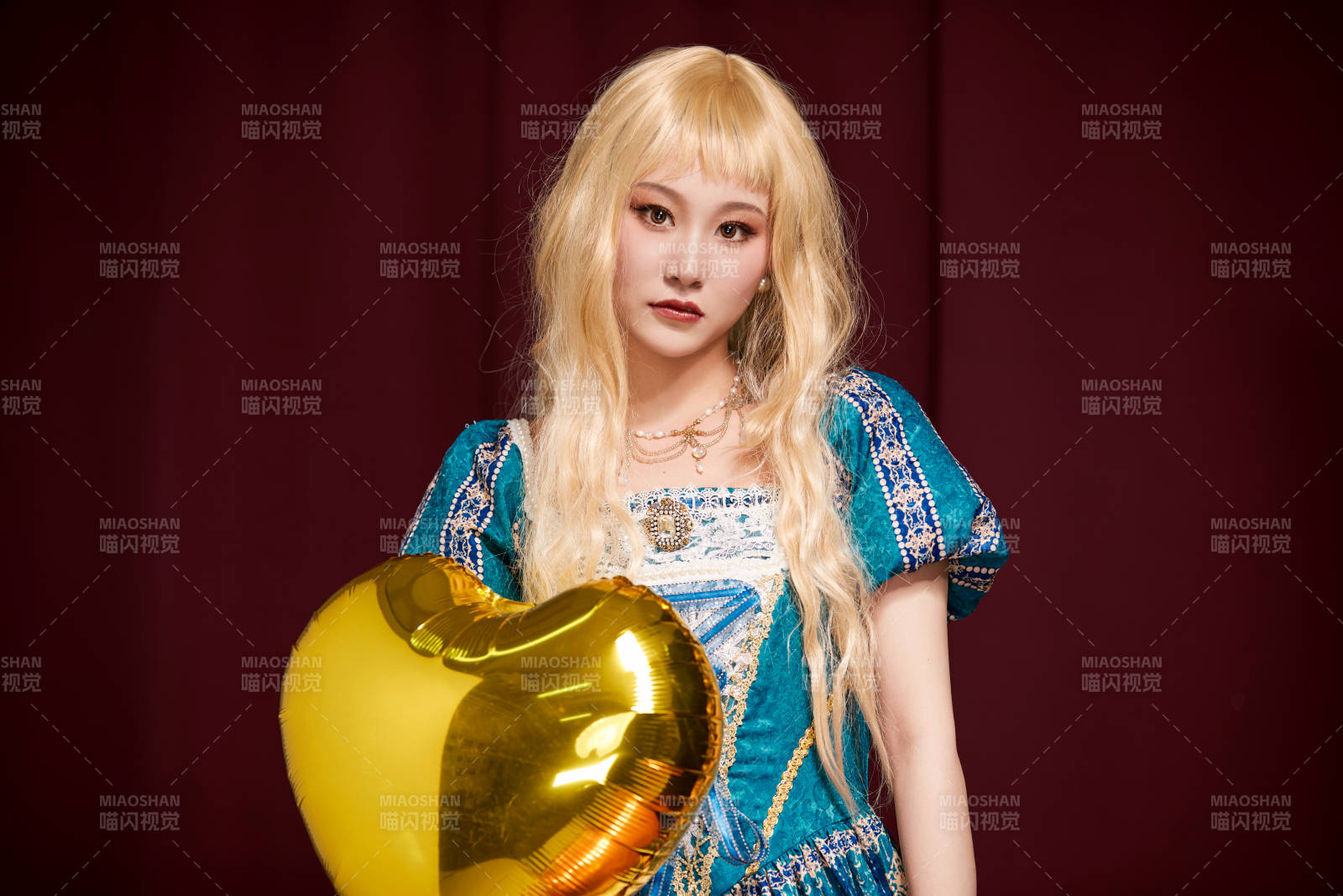 红色背景下穿着欧式宫廷晚装庆祝生日的少女图片