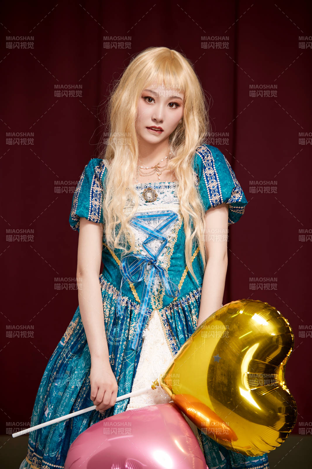 红色背景下穿着欧式宫廷晚装庆祝生日的少女图片